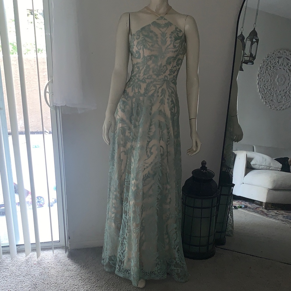 Elegant Green Lace Evening Gown